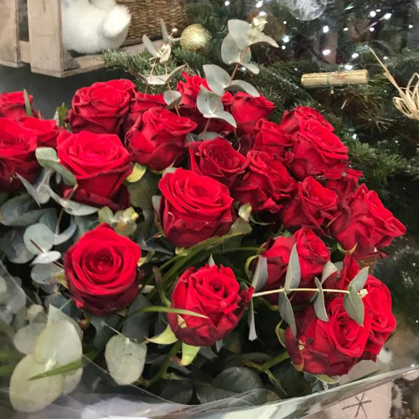 Réf:1022 Bouquet de roses rouge et eucalyptus